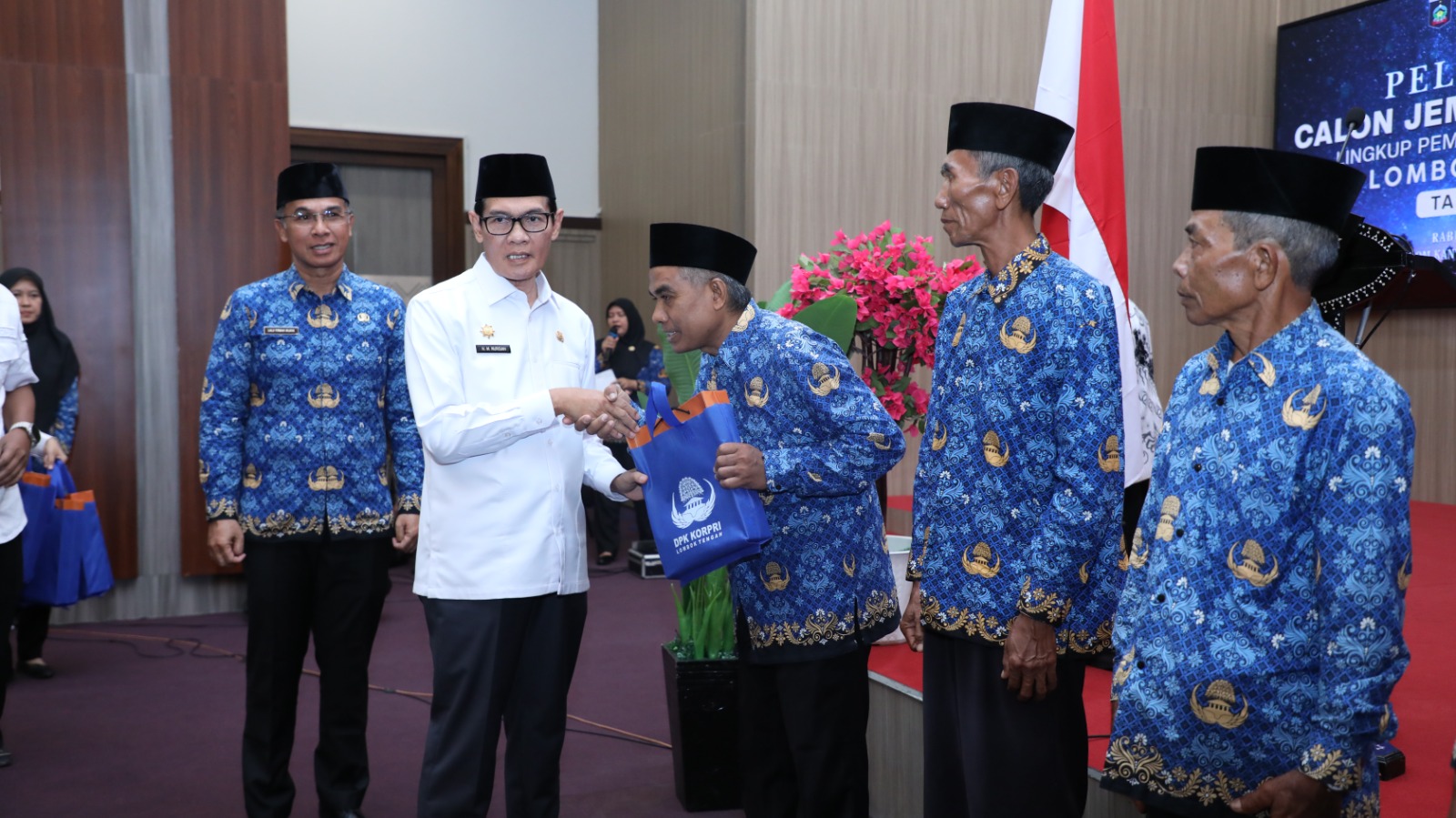 Wakil Bupati Lepas 68 Calon Haji ASN Lombok Tengah